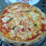 Una bella pizza margherita del Ristorane Pizzeria Le Capannelle